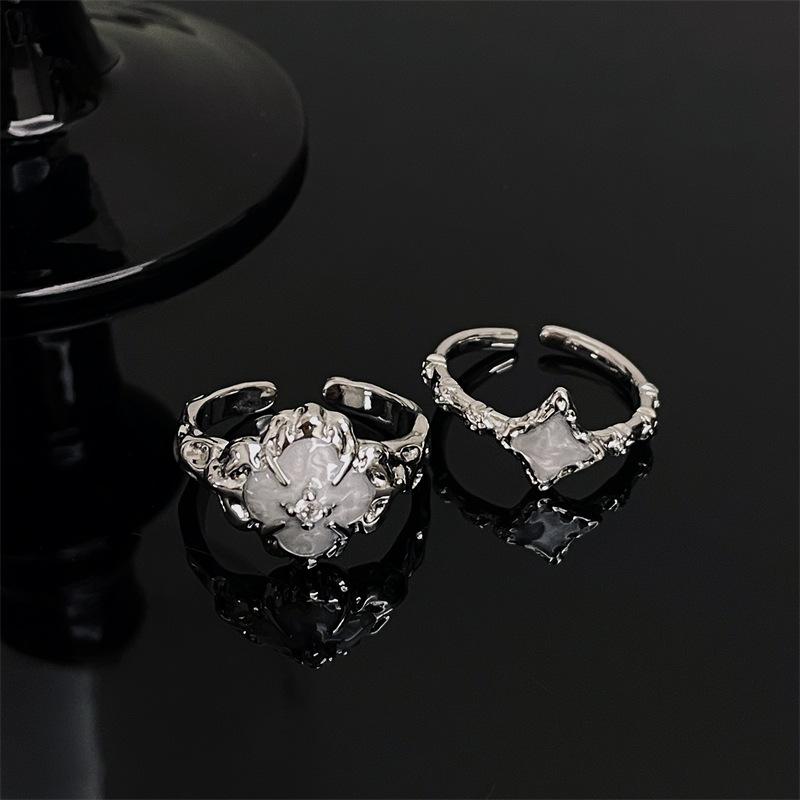 То же самое кольцо-разомкнутое кольцо с четырехлистным клевером, нишевый дизайн, капельная глазурь, легкая роскошь, ощущение высокого класса, персонализированное кольцо для женщины