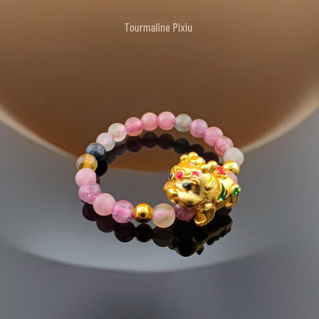 Кольцо на удачу с натуральным кристаллом турмалина в виде кошачьей лапки и эластичным бисерным ободком