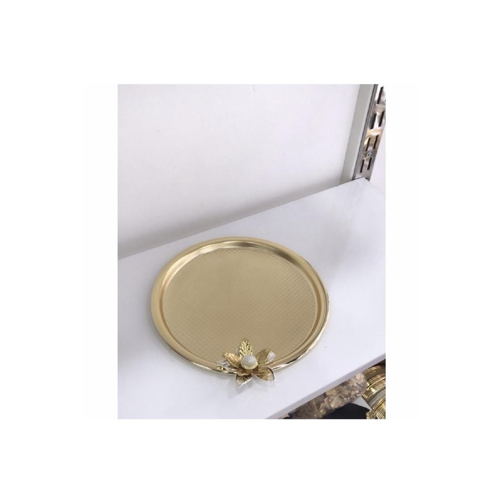 Стильный позолоченный одиночный сервировочный поднос, роскошная презентация с цветочными аксессуарами