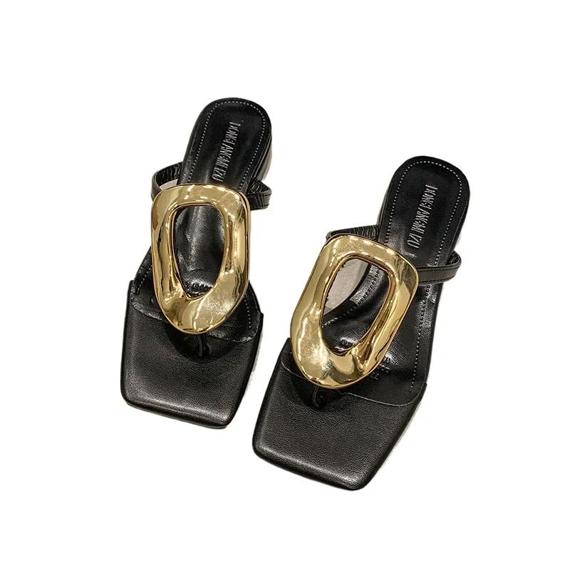 Женские шлепанцы на плоской подошве, новые летние повседневные шлепанцы, пляжные женские тапочки, наружные металлические украшения, женская обувь для тапочек