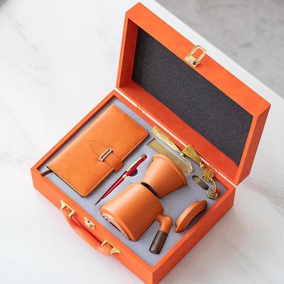 Керамическая кружка, блокнот и USB-накопитель - офисный подарочный набор