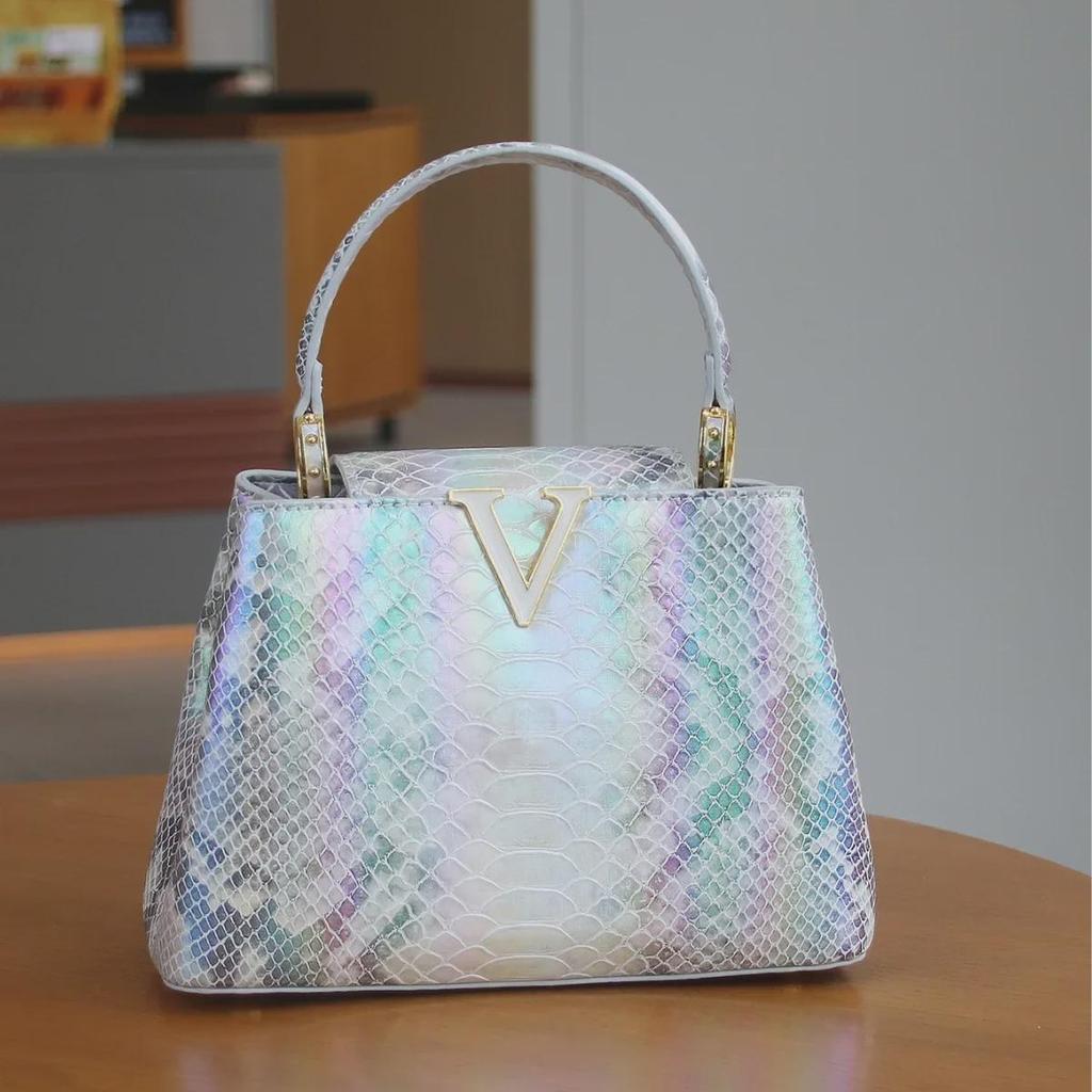 Сумка класса люкс Himalaya V-образной формы с градиентом и узором под змею (2024)