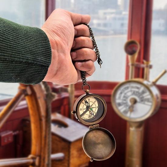 Морской компас Не все те, кто бродит, заблудились Выгравированный цельный латунный навигационный винтажный морской компас с деревянной коробкой