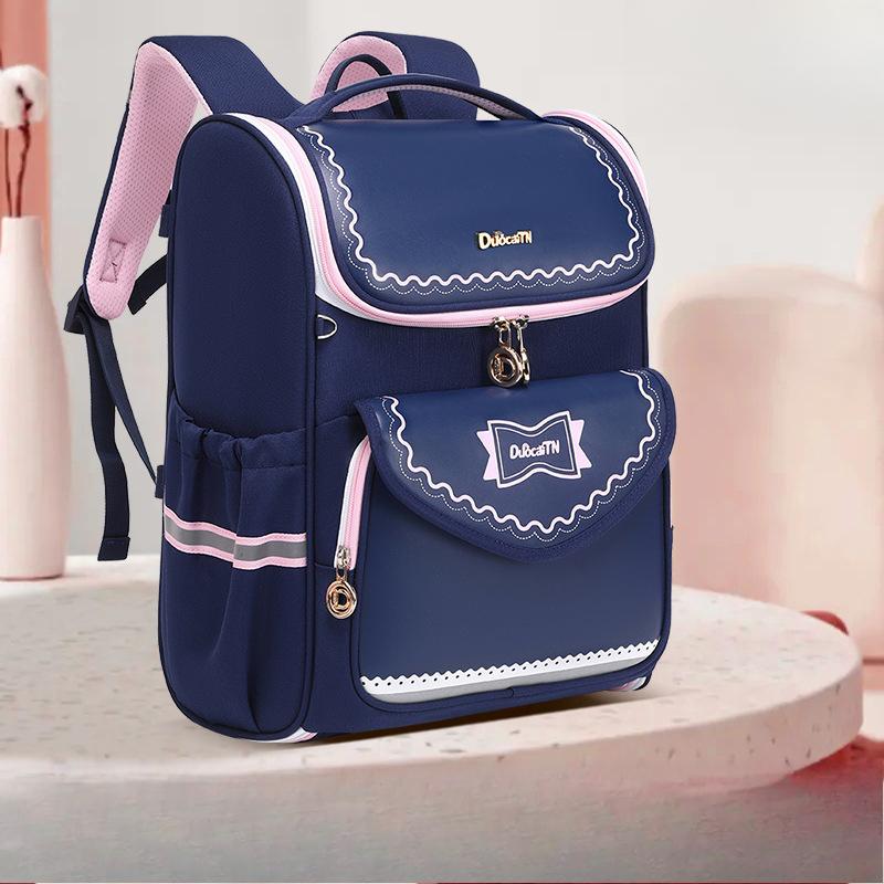 Для учеников 1-6 классов есть рюкзаки с широким горлом для мальчиков и вместительные двухлямочные рюкзаки для девочек.