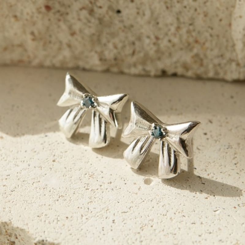 BELLOOGGI Blue diamond ribbon earring