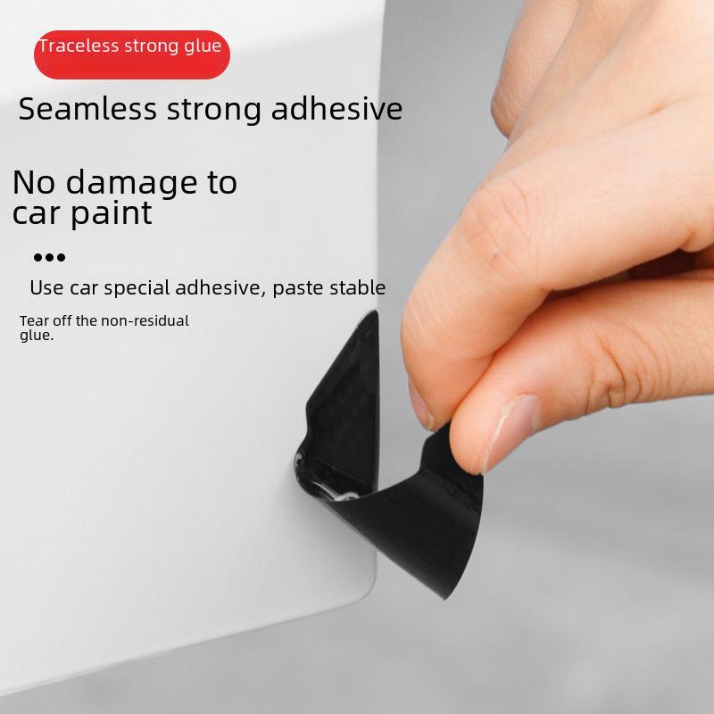 Защитные наклейки с рисунком из углеродного волокна на углы передних и задних дверей автомобиля для предотвращения царапин и ударов.