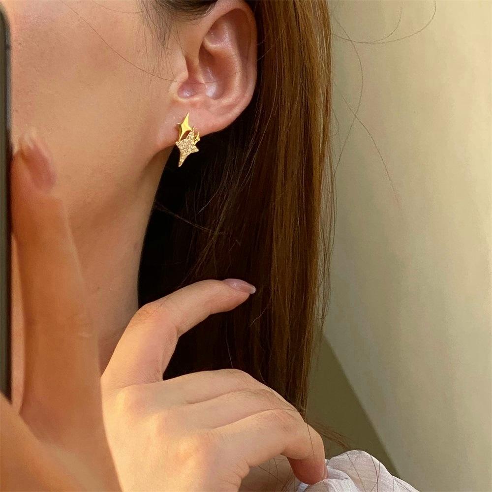 Высококачественное чувство звезд и нежный стиль, сращивание дизайна, чувство универсальности, серьги для поездок на работу, четырехлучевая звезда