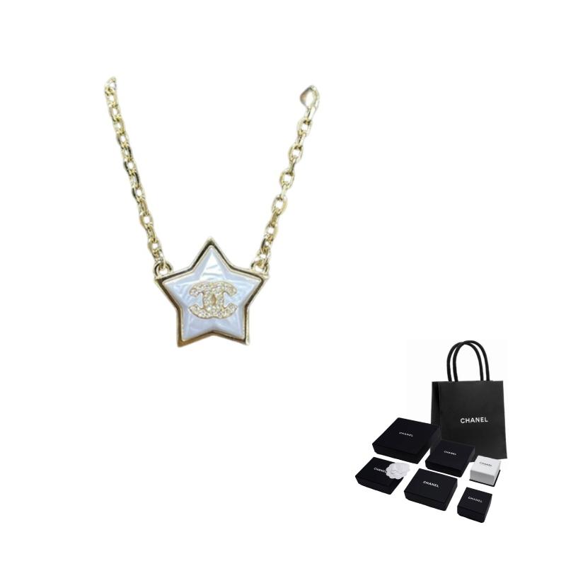 Chanel Классический белый кулон с двойным C на металлической цепочке, женское, золотой