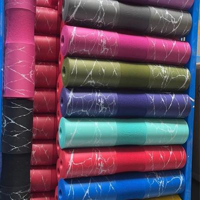 Штанга с мраморным узором для ягодичного мостика и накладка на плечи