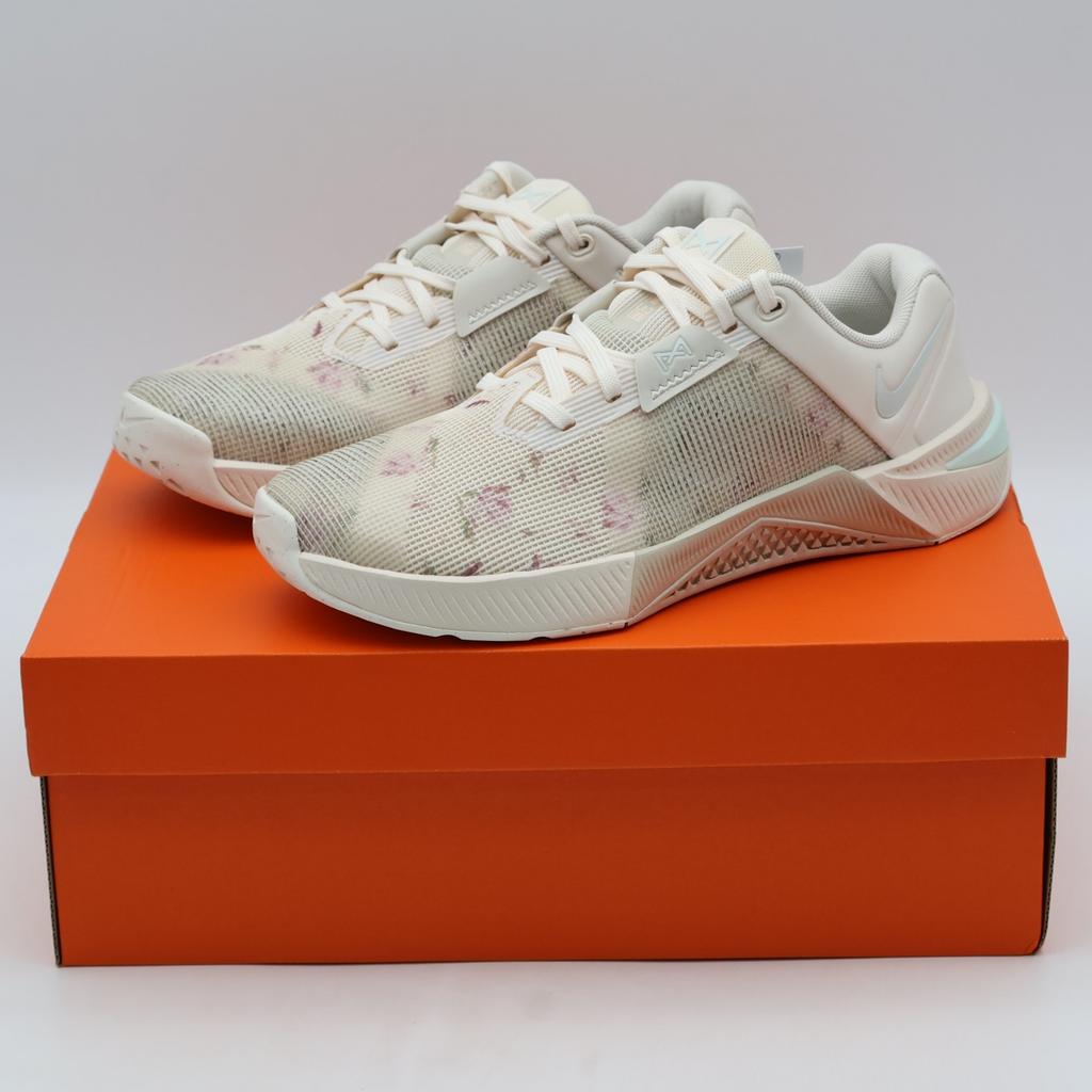 IB6544-100 Nike Metcon 10 SE Меловой Светлый Древесно-коричневый Светло-серебристый (Женский)