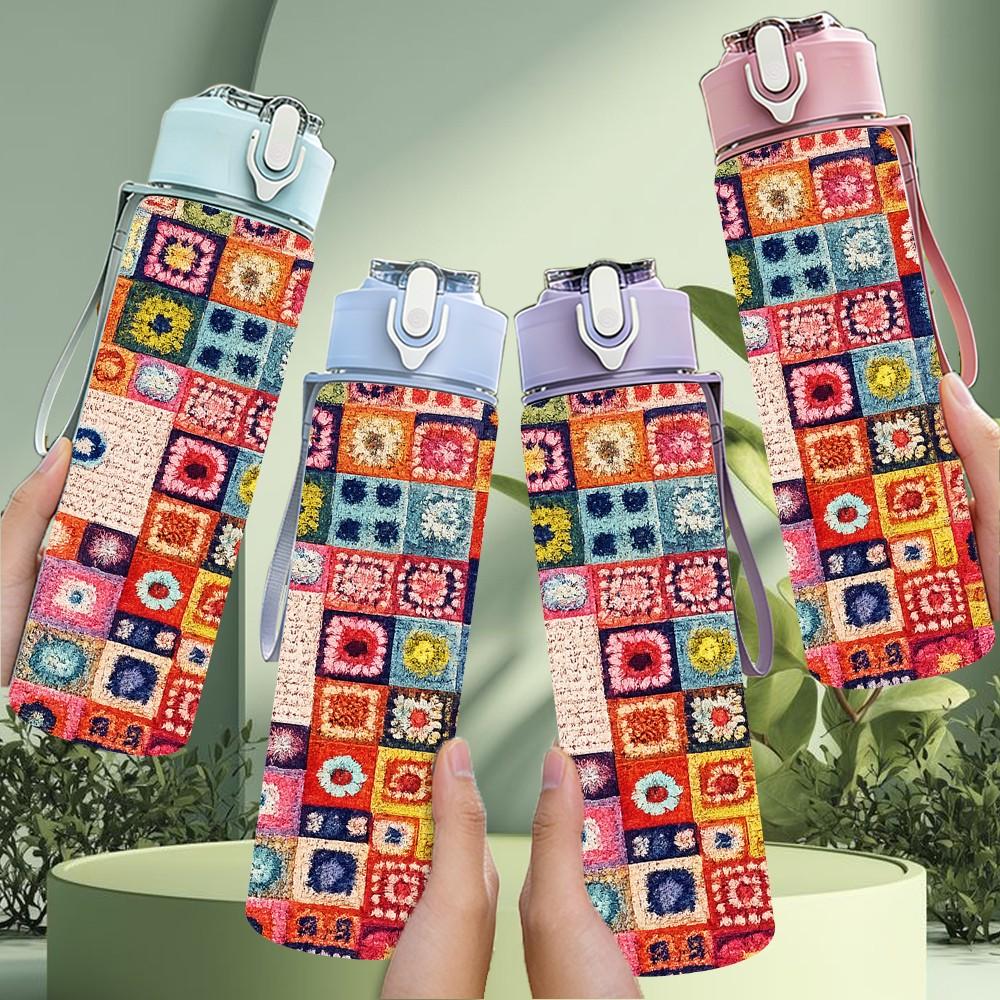 1PC Geometric Square Patchwork Print 750ml Color Plastic Sports Water Bottle Leakproof Flip Straw Lid Suitable for Sports Office Home Use