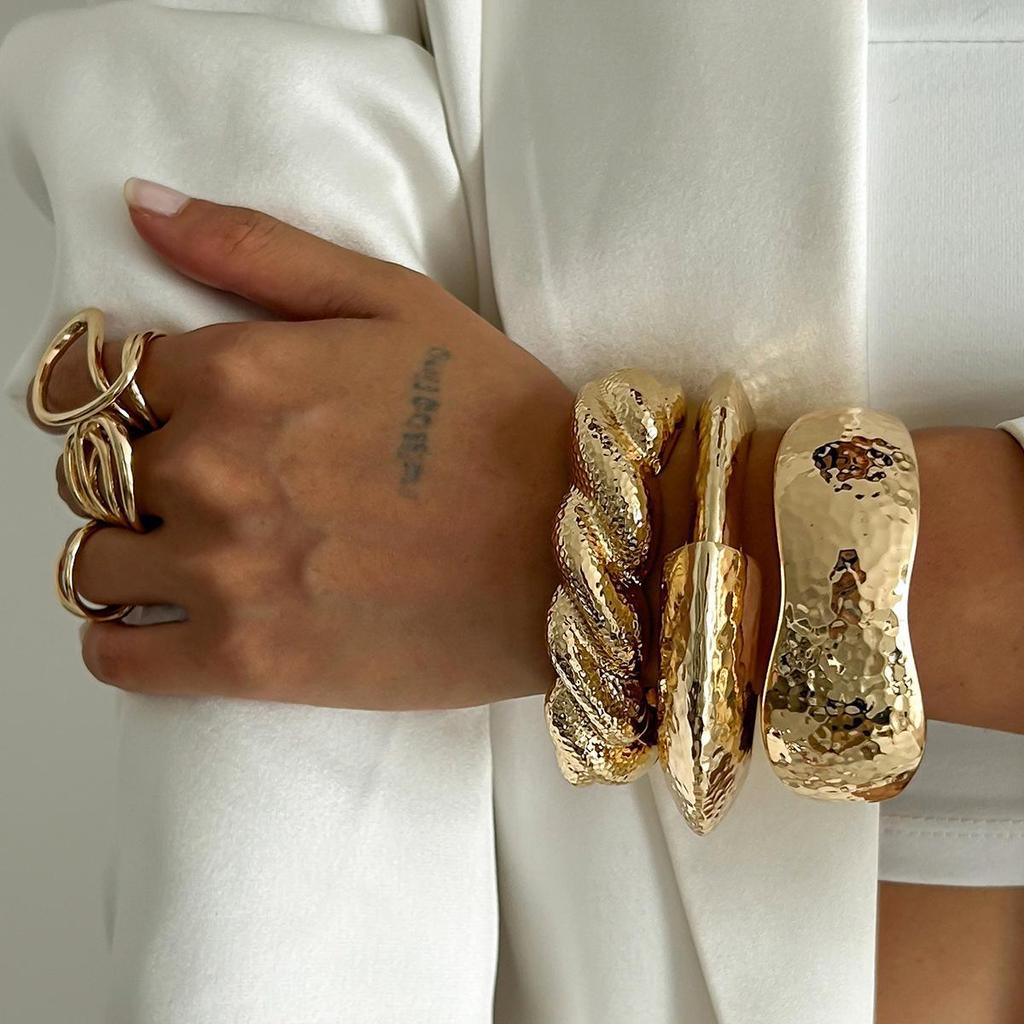 Комплект браслетов из сплава с европейским и американским узором «молоток» и широкими неровными краями