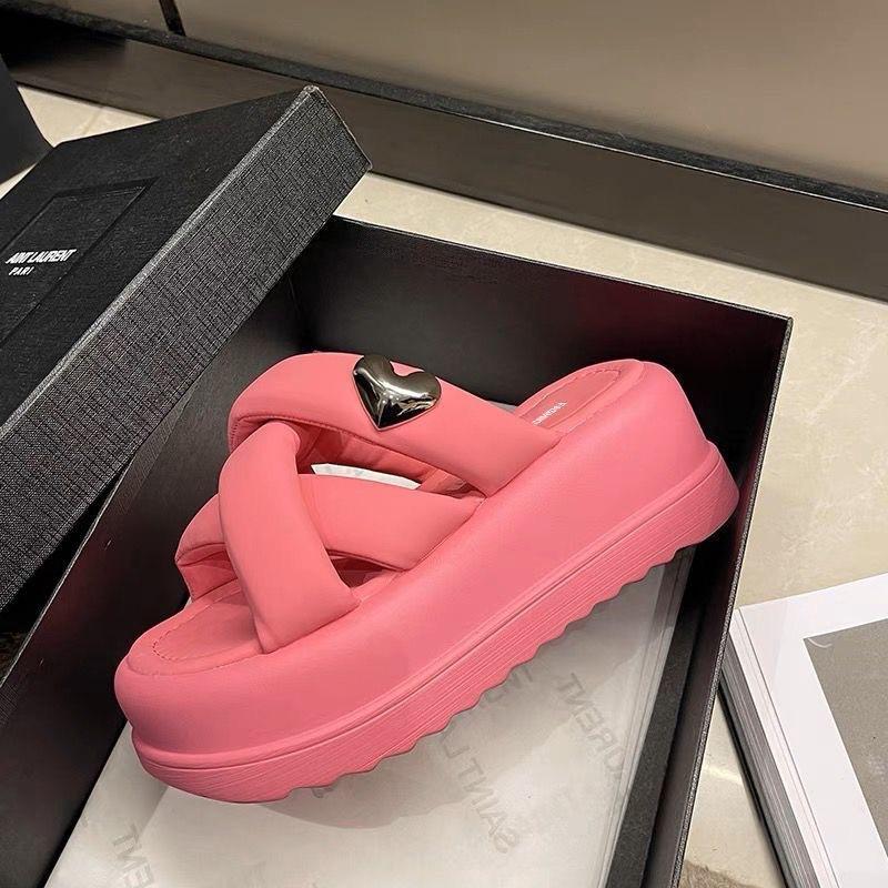 Толстые подошвы волшебные тапочки женские лето 2024 новые популярные интернет знаменитости универсальные супер огненные пляжные туфли односложные сандалии