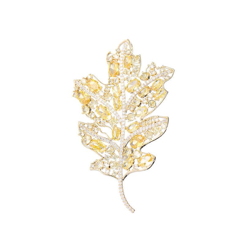 Чувство нишевого дизайна Новый высококачественный корсаж на булавке Высококачественный изысканный дизайн Брошь в виде кленового листа из полого циркония