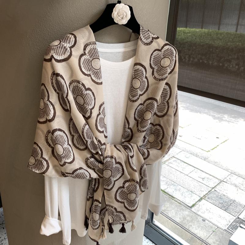 Summer Atmosphere, Wearing Four-Leaf Clover Printing, Old Money Style, Versatile Fashion Silk Scarves, Hanging Spikes, And Travel Shawls
