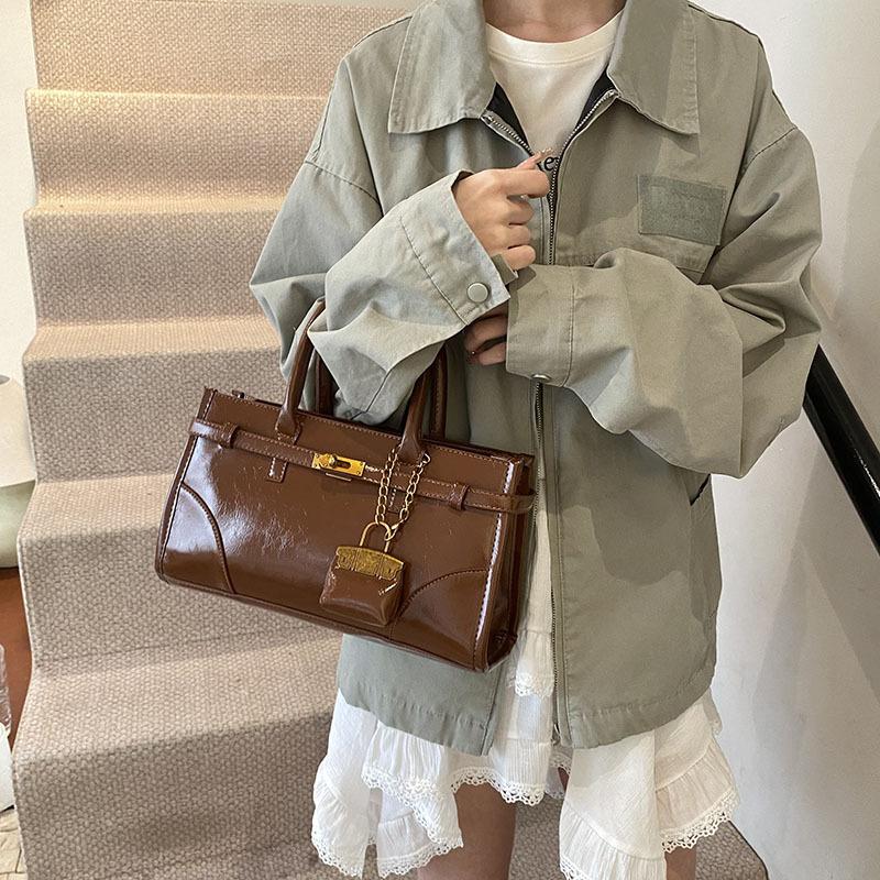 Сумка большой вместимости женская осенне-зимняя универсальная 2025 новая простая на плечо, через плечо, портативная для поездок, сумка-тоут для мамы и ребенка