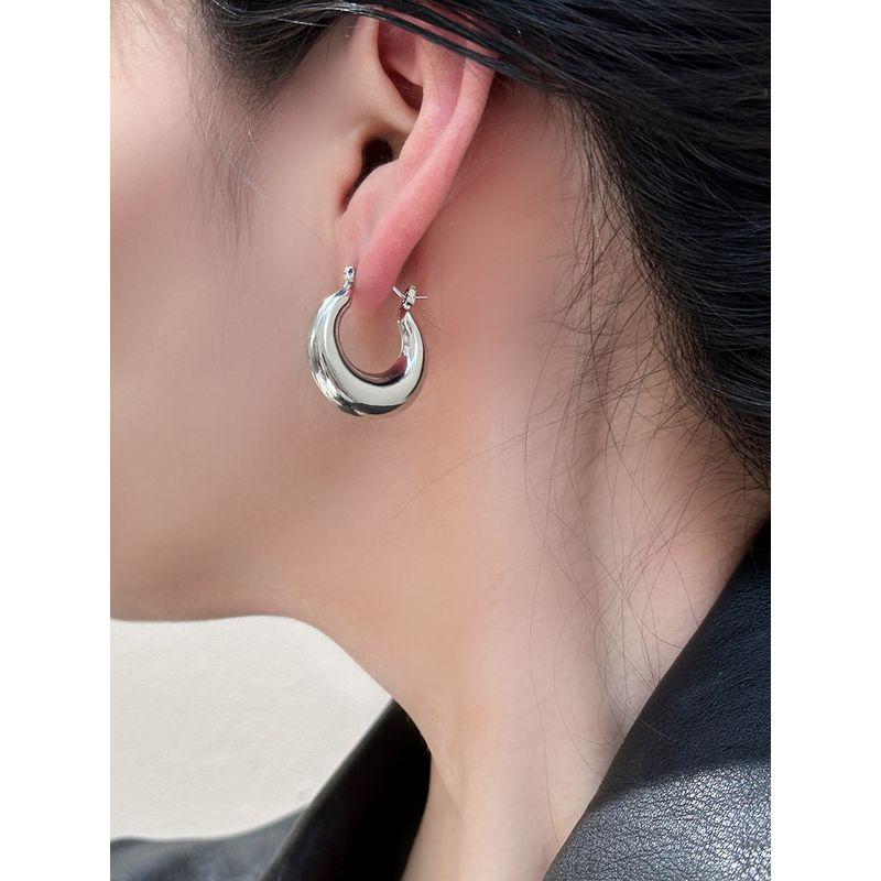 French Entry Lux Retro Fancy Ear Clip Fashion Special Interest Earrings Gold Metal Glossy Surface round Ring Earrings Earrings for Women