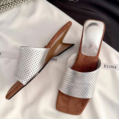 Серебристые шлепанцы с открытым носком, на толстом полом каблуке, повседневные, крутые, женские, 2025, летние, на танкетке, на среднем каблуке, нишевые, французские женские туфли, лето