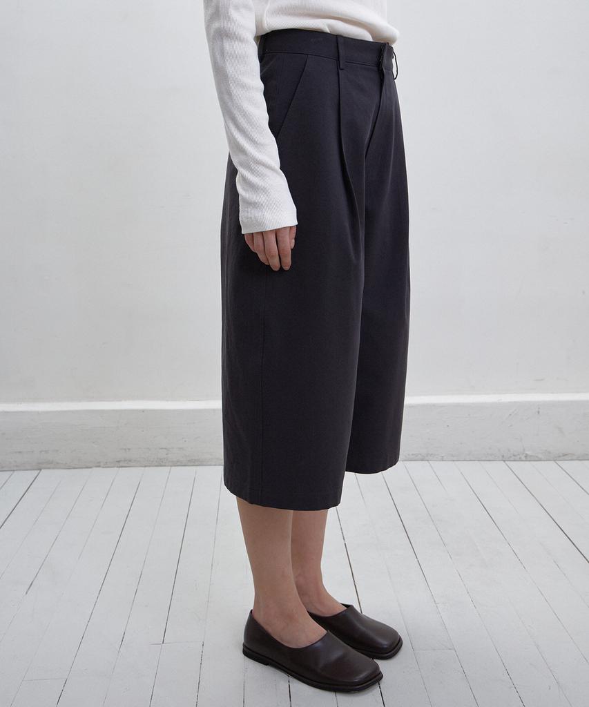 BUT'TON Bird Bermuda Pants(Chacoal)