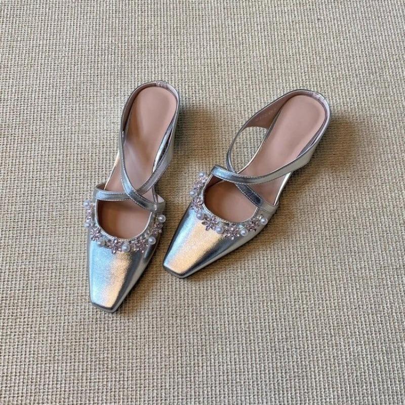 Модные новые полушлепанцы баотоу с перекрестными ремешками в французском стиле, с квадратным носком и мелким вырезом, сандалии и шлепанцы, подчеркивающие темперамент