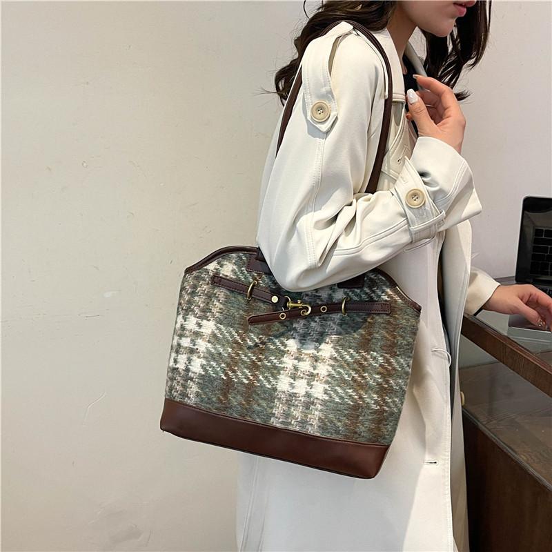 Шерстяная клетчатая сумка большой вместимости женская 2025 осень и зима новая сумка через плечо ретро текстура деловая сумка-ведро на плечо