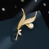 Elegant Leaf Brooch with Zirconium and Pearls - Luxury and Refined Design