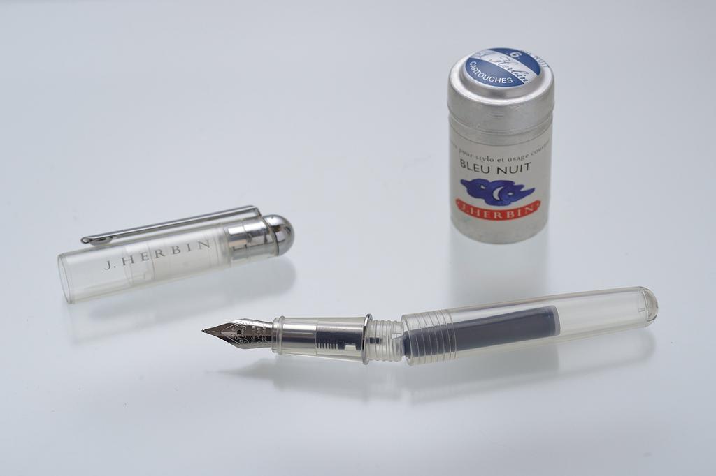 Скелетная перьевая ручка Herbin для картриджей F В комплекте 1 картридж с чернилами Ночь Длина HERBIN Чернила, (Прекрасная нить), (Цвет синий), 11,8 см, hb-pen06