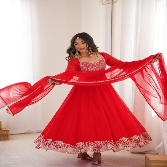 Сияющий Красный Жоржет с Обильной Вышивкой Набор Костюмов Анаркали с Дупаттой