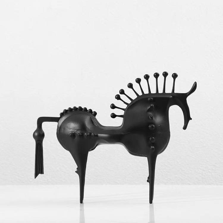 Metal Handicraft Horse Figures Abstraction Horseradish Horse Figurines Artificial Animal Sculpture Bookshelf Decoration Statues