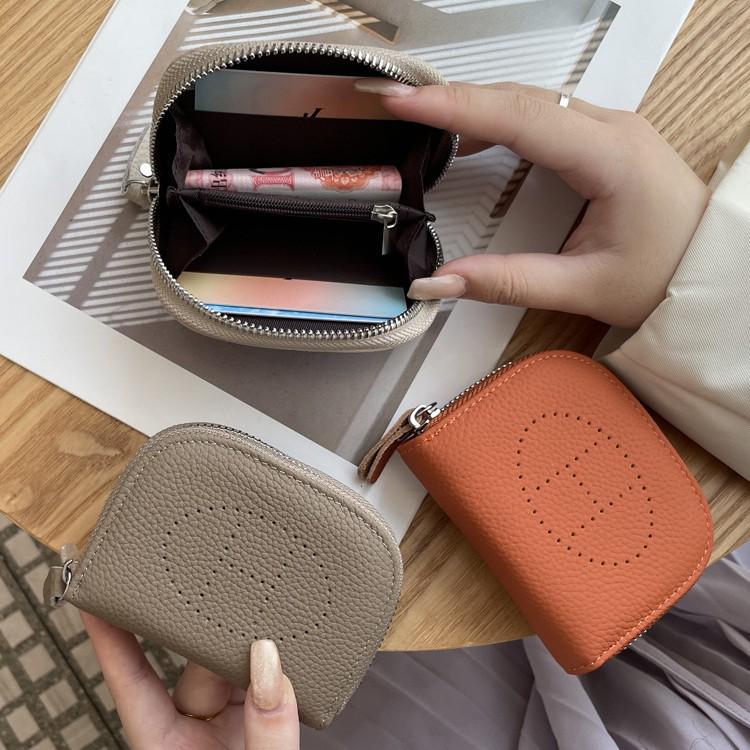 Новый кошелек для монет из натуральной кожи 2025 года: Верхний слой коровьей кожи, ажурный дизайн, многофункциональный держатель для карт и отделение для банковских карт