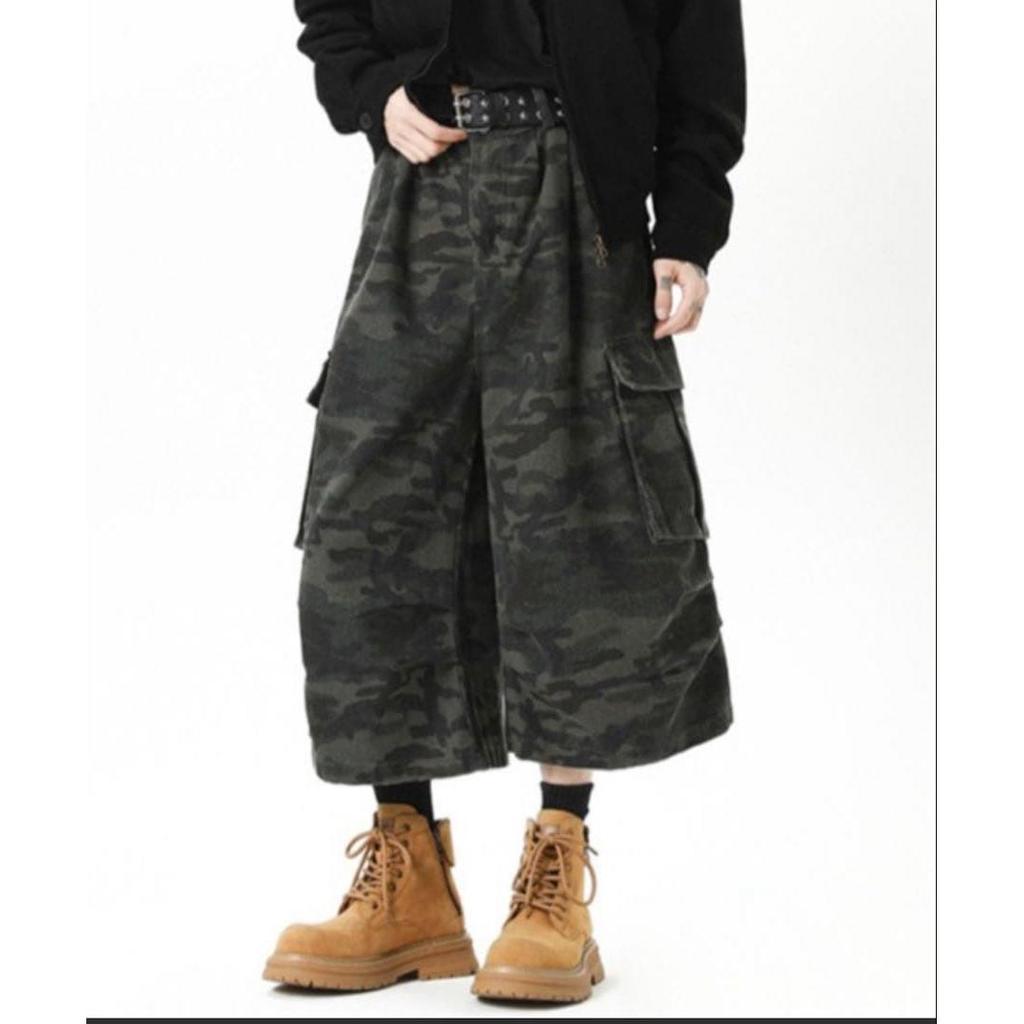 Used Camouflage pattern wide cargo pants 3/4 length