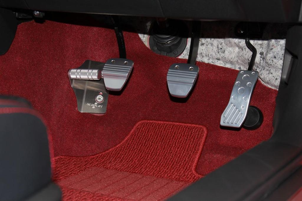 NEOPLOT Подножка NEO Регулируемая для левой ноги для автомобилей Toyota GR86 и Subaru BRZ с механической коробкой передач NP57220, Положение, 7 см, Серебристый, (ЗН8) (ЗД8)