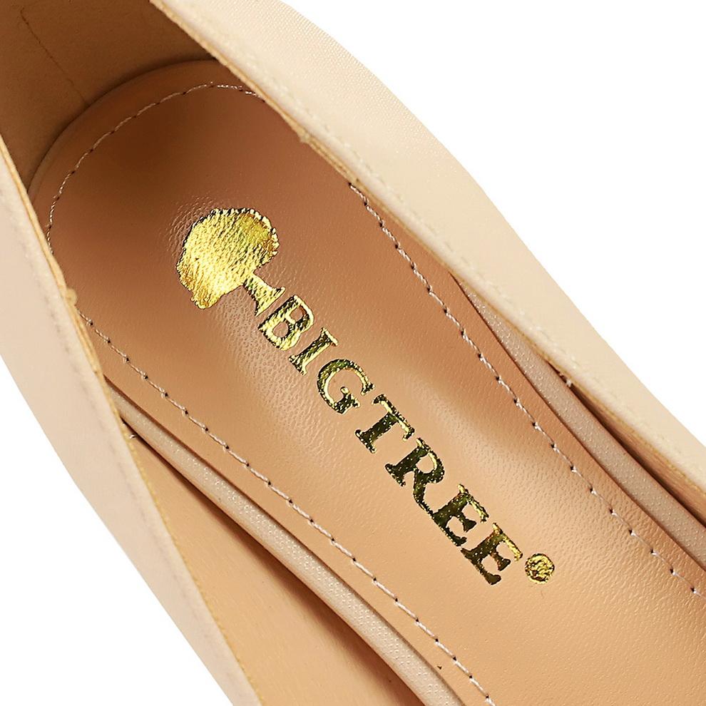 Женские банкетные туфли на высоком каблуке светлого кроя с цветными блоками и остроконечной металлической цепочкой, декоративные одинарные туфли