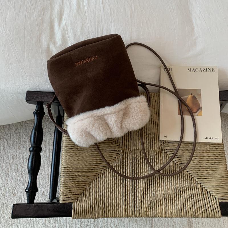 Сумка в стиле ретро премиум-класса женская 2025 новая трендовая осенне-зимняя замшевая сумка через плечо нишевая сумка-мессенджер для通勤