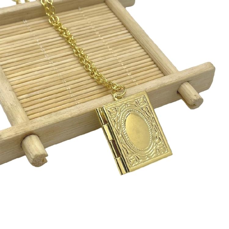 Изысканный кулон-медальон для фото с тонкой детализацией. Стильный аксессуар-держатель для фото для стильной повседневной носки.