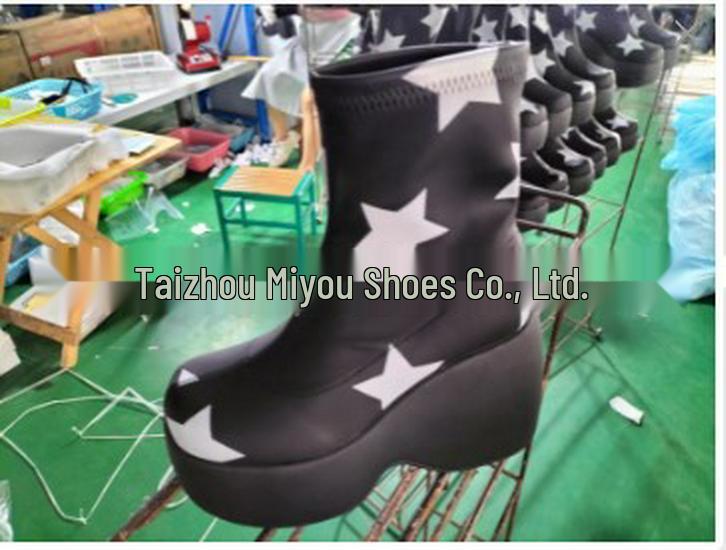 2022 Ботильоны на толстой платформе, клиновидном каблуке, с квадратным носком из кожи