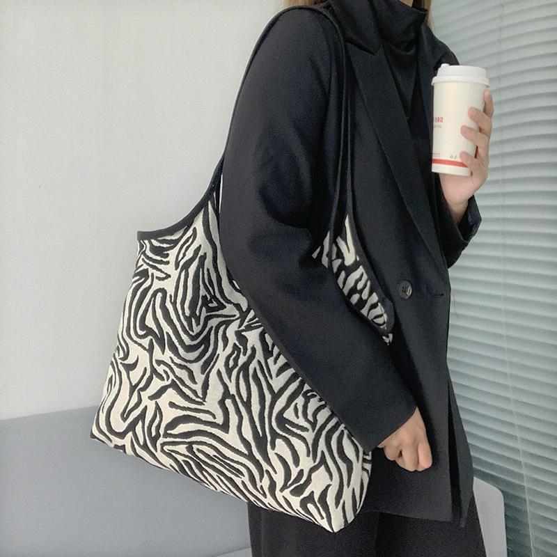 Сумка-тоут с принтом зебры большой вместимости