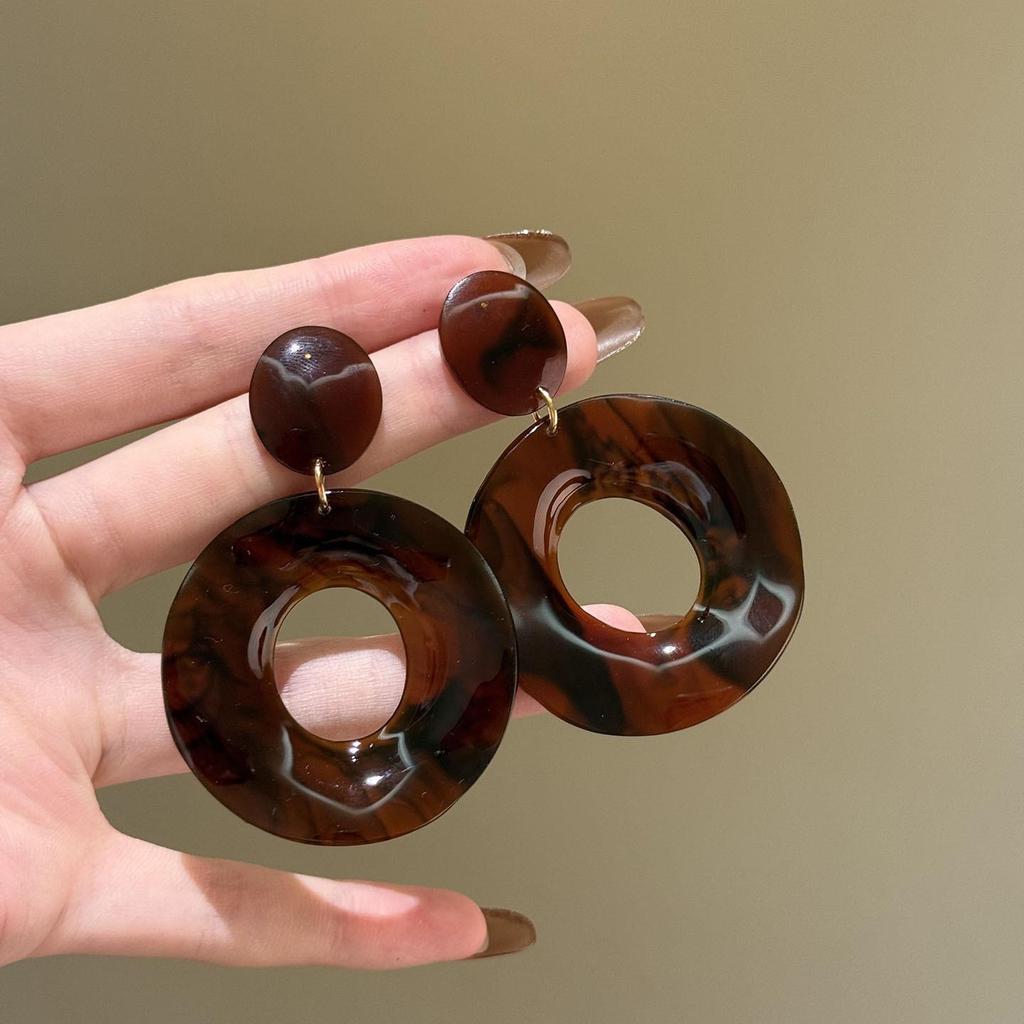 2025 Осень/Зима Женские Высококлассные Простые Серьги: Универсальный дизайн с системой цветов Майяра