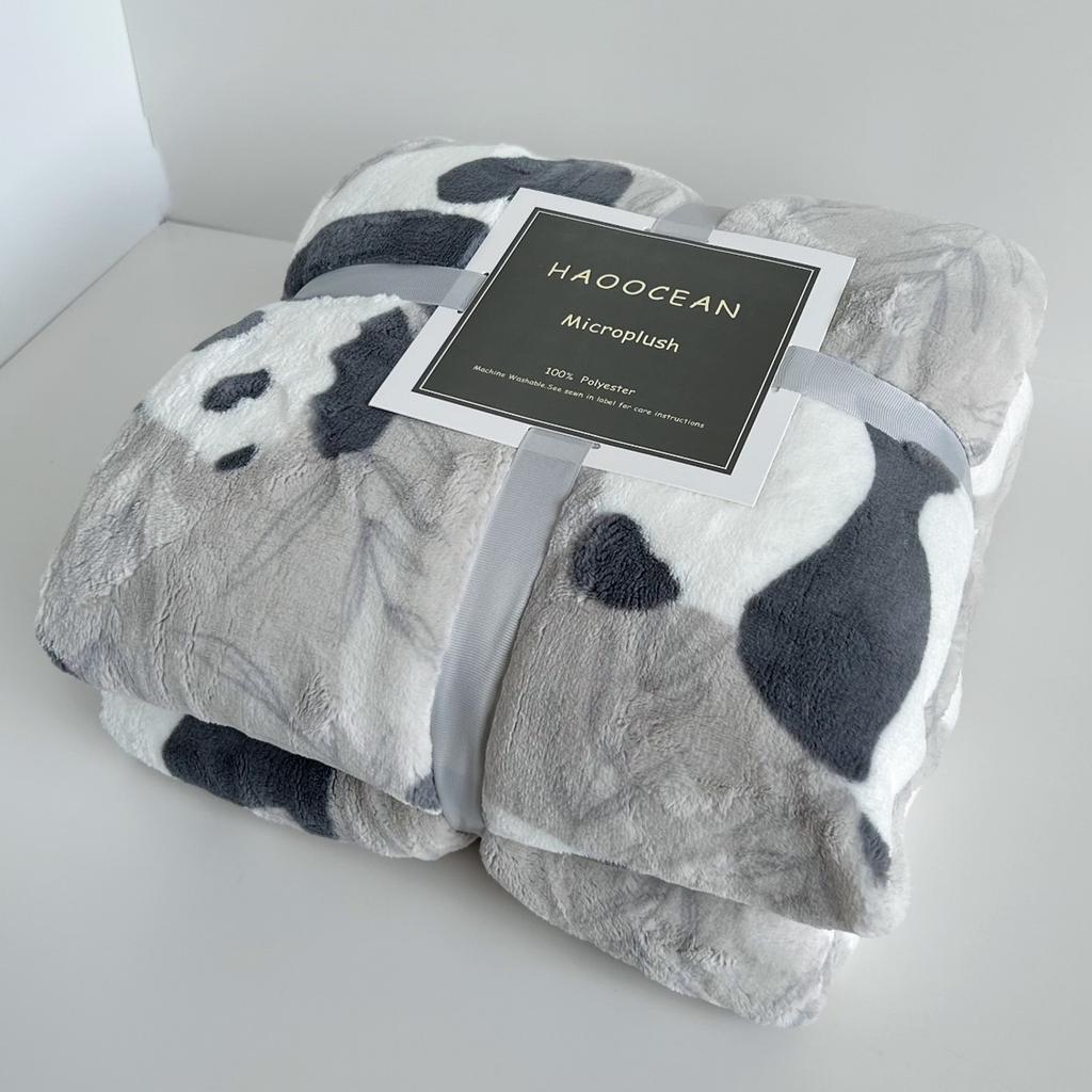 Giant Panda Milk Fluffy Blanket Napping Bed with Student Napping Blanket Coral Flannel Office Blanket Small Blanket