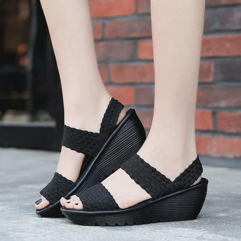 Большие легкие плетеные босоножки на танкетке с открытым носком для женщин