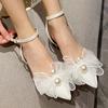 Летние женские фетишные шелковые сандалии на высоком каблуке 7 см, модные белые сандалии с жемчугом и бантом, женские свадебные туфли на низком каблуке для вечеринок