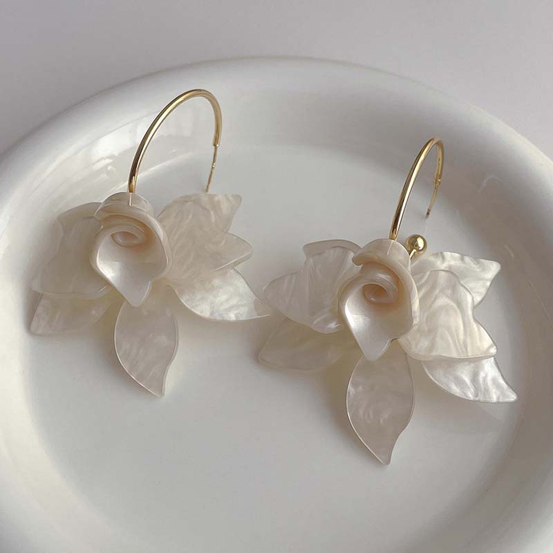 New Trendy Metal C-shaped Acrylic Flower Pendant Earrings for Women Vintage Coffee Petal Personality Earrings Jewelry