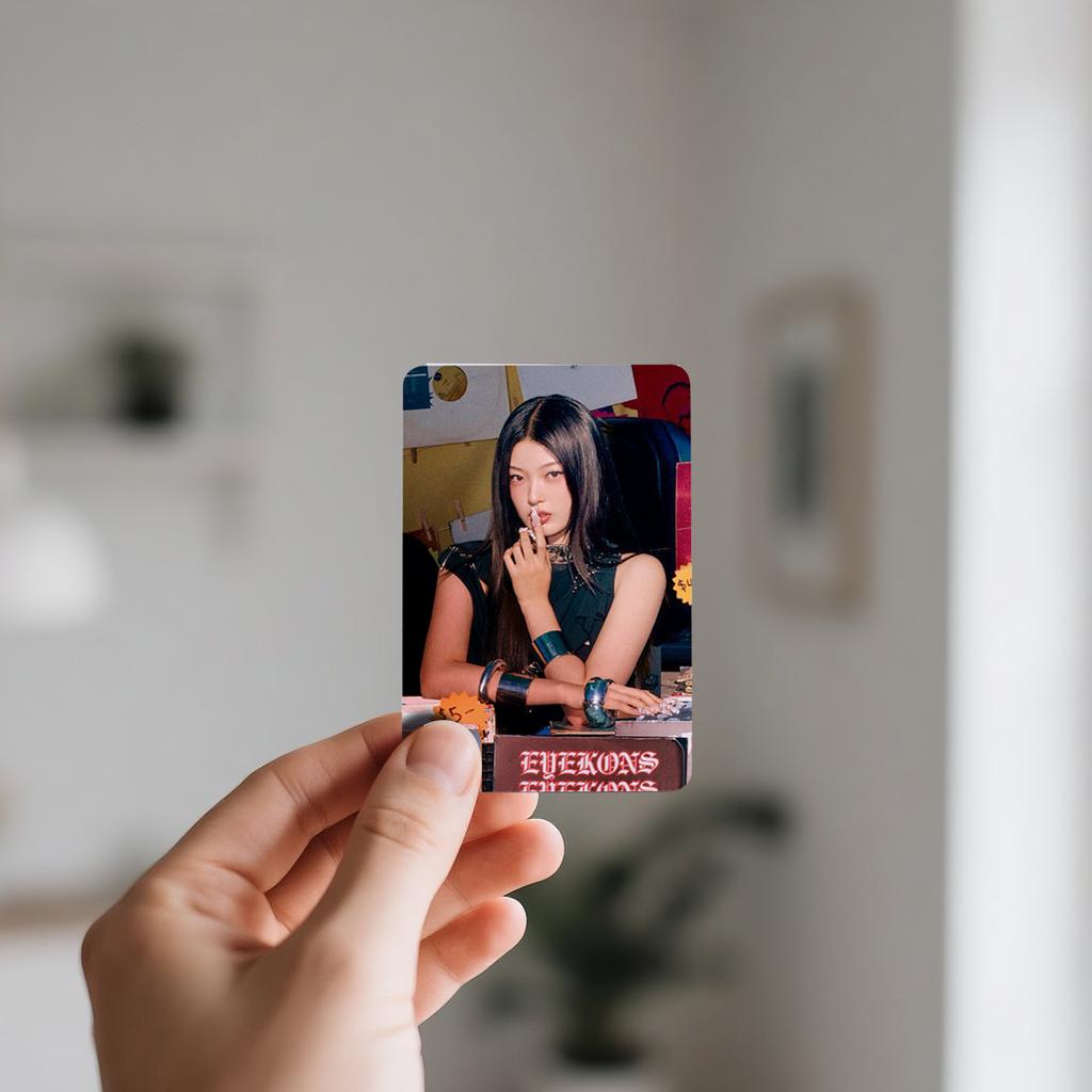 Подарочные коробки для фанатов, Акриловые брелоки, Держатели для Lomo-карточек и Другие товары.