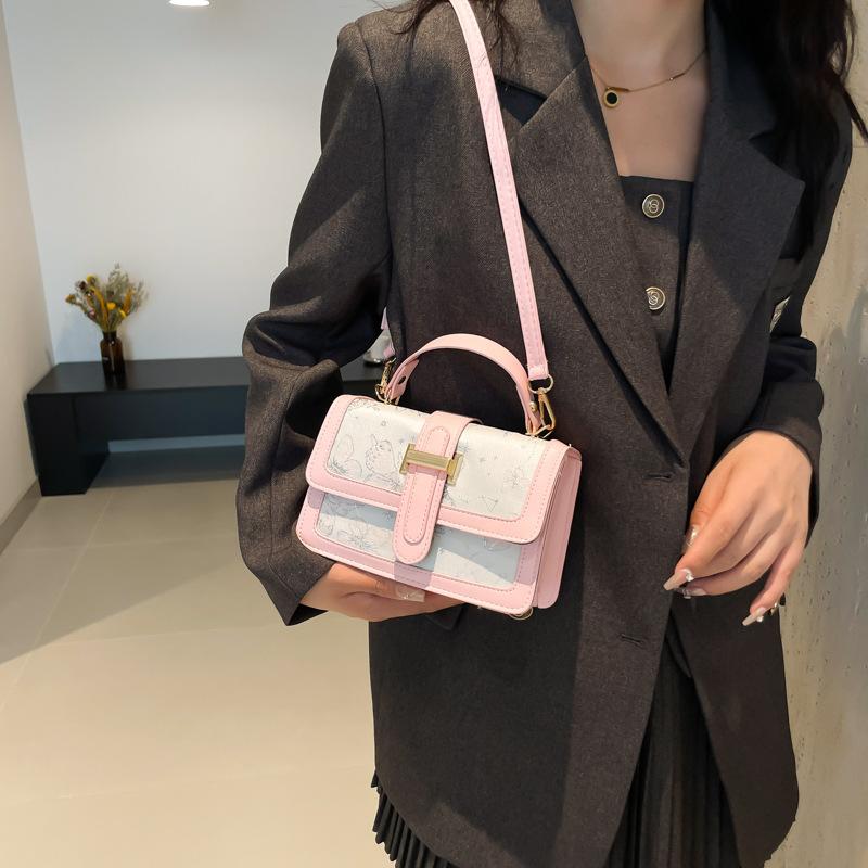 Нишевый дизайн, модная маленькая квадратная сумка через плечо, осень 2024 года, новая красивая корейская версия, простая сумка-мессенджер для переноски вручную