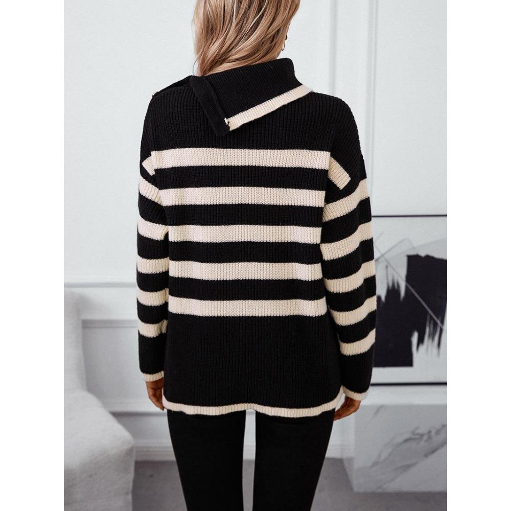 Женский вязаный свитер с высоким воротом и пуговицами на плечах в контрастную полоску