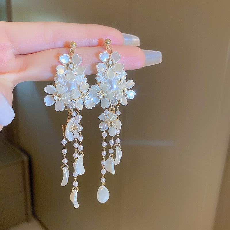 White Pearl Shell Fringed Earrings Fashionable and Elegant Temperament Earrings French Light Luxury High-end Earrings Women