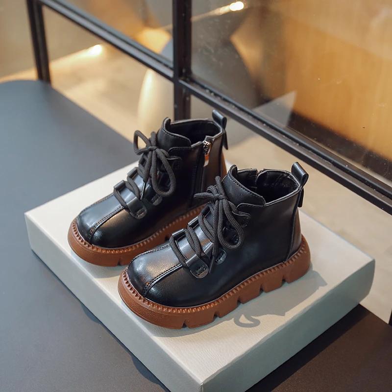2024 Детские короткие ботинки для девочек, зимние новые модные корейские туфли с мягкой подошвой, нескользящие, британские универсальные кожаные туфли