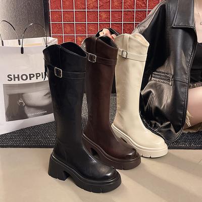 Осенью 2025 года новые ботфорты с V-образным вырезом и толстой подошвой до колена увеличат высоту, а универсальные модные ботинки не упадут.