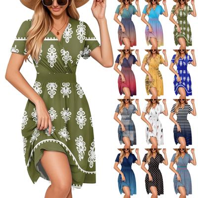 Элегантное и повседневное женское платье с красочным принтом, V-образным вырезом и короткими рукавами.