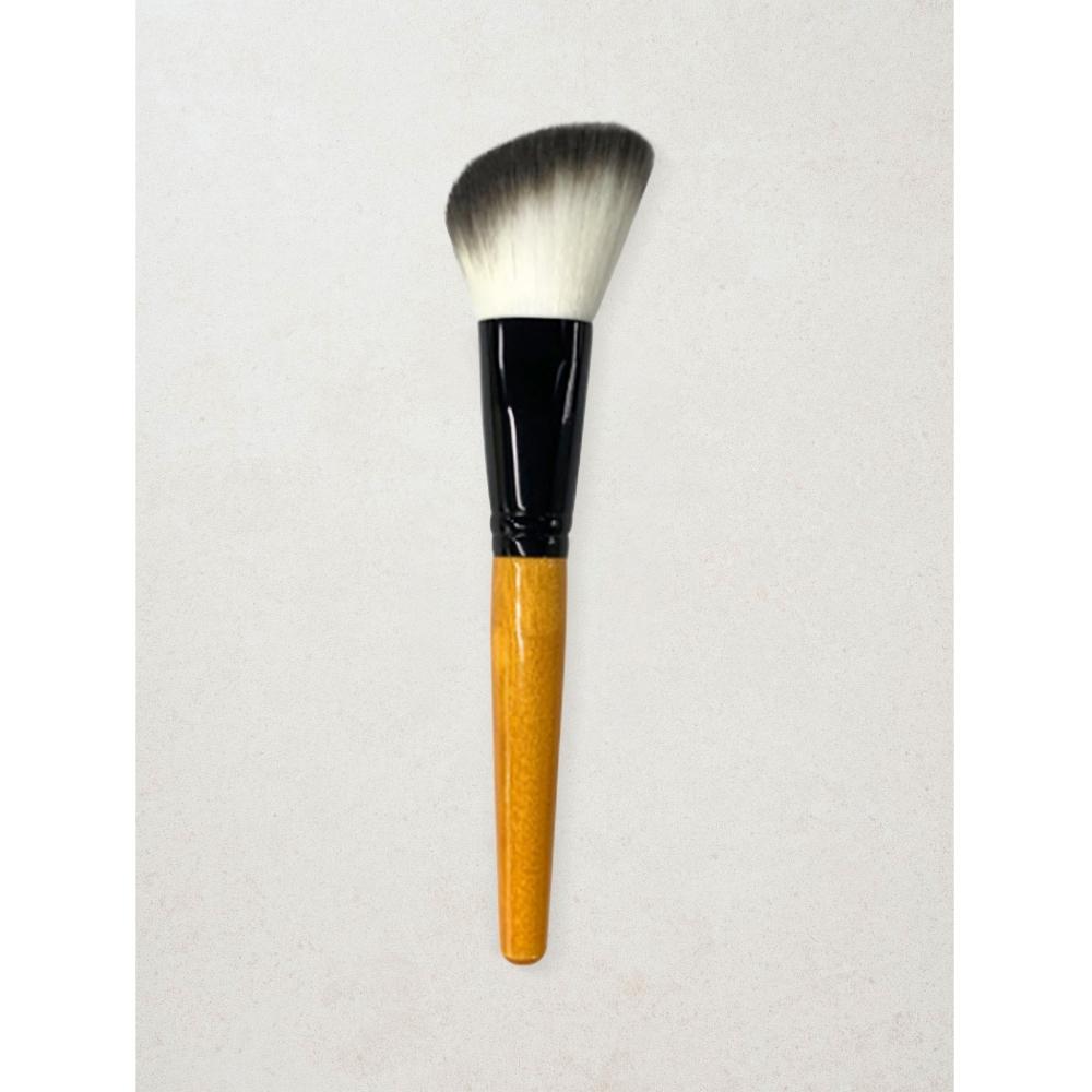 Кисть для контурирования Daiso Advanced Contour Brush L